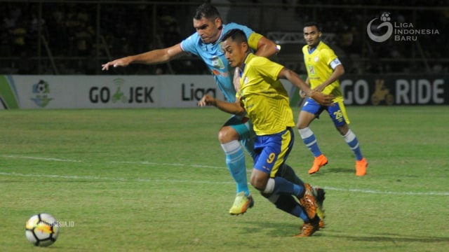 Samsul Arif berusaha melepaskan diri dari Wallace. (Foto: Liga 1 )