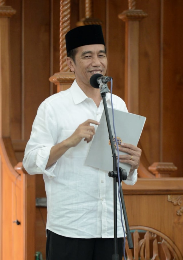 Jokowi bagi Sertifikat Wakaf di Majalengka (Foto: dok. Biro Pers Setpres)