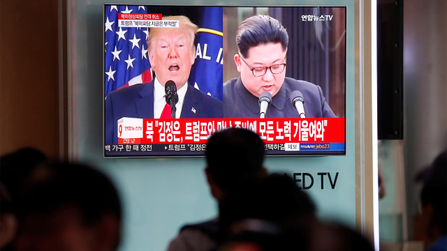 Warga lihat pembatalan pertemuan AS & Korea Utara. (Foto: REUTERS / Kim Hong-Ji)