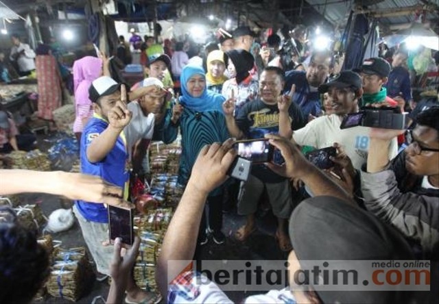Pagi Buta, Khofifah Blusukan ke Pasar Induk Malang