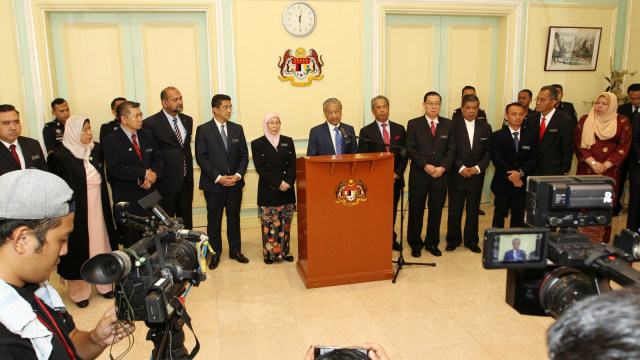Mahathir Mohamad bersama anggota kabinetnya. (Foto: REUTERS/Stringer)