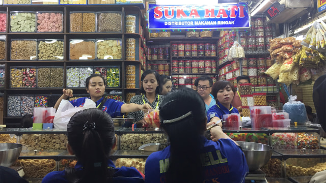 Suasana toko Snack di Pasar Mester Jatinegara. (Foto: Selfy Sandra Momongan/kumparan)