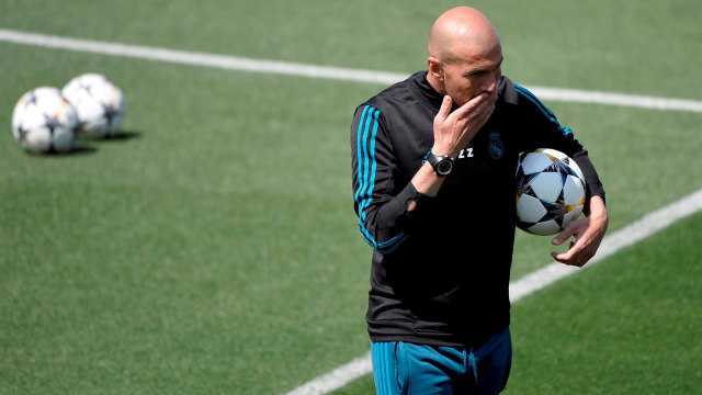 Zidane memimpin latihan Real Madrid. (Foto: AFP/Gabriel Bouys)