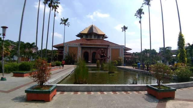 Suasana Masjid Kampus UGM (Foto: Arfiansyah Panji Purnandaru/kumparan)