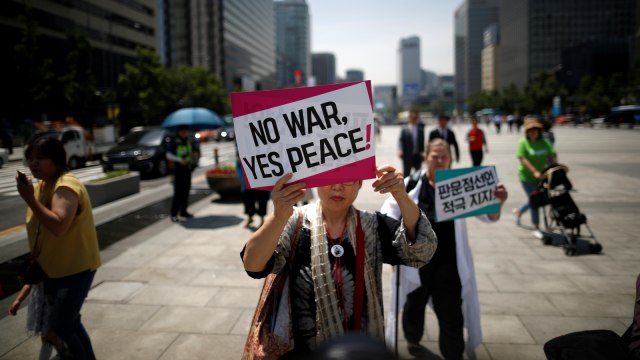 Aksi menentang batalnya pertemuan Trump dan Kim (Foto: REUTERS/Kim Hong-Ji)