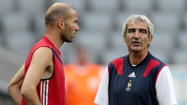 Zidane dan Domenech di sesi latihan. (Foto: AFP/Pedro Pavani)