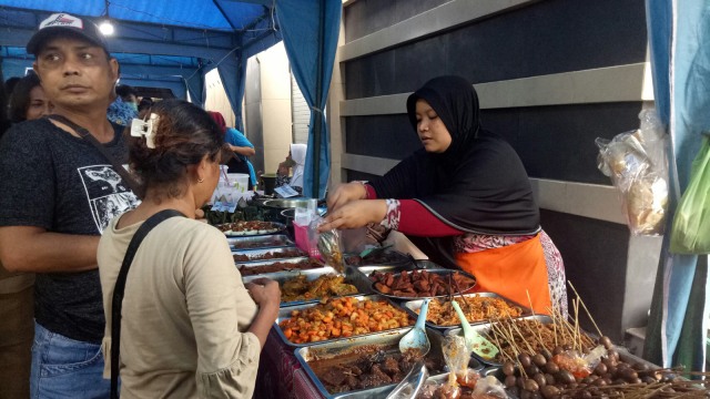 Penjual sate susu khas Kampung Jawa, Denpasar (Foto: Cisilia Agustina/kumparan)