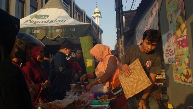 Penjual sate susu khas Kampung Jawa, Denpasar (Foto: Cisilia Agustina/kumparan)