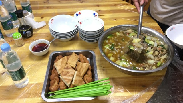 Makanan saat berbuka di Masjid Xiamen. (Foto: Feby Dwi Sutianto/kumparan)