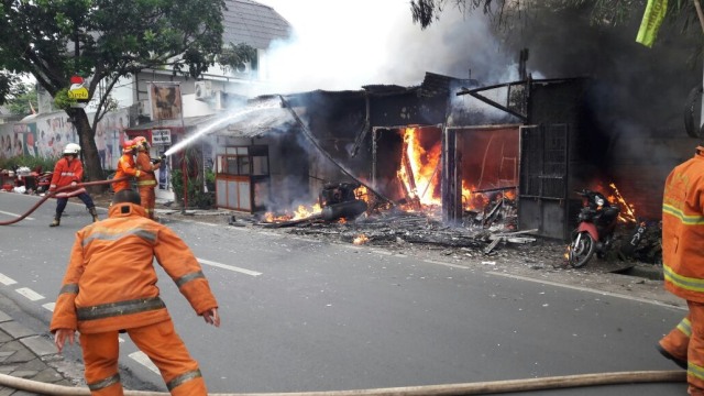 Suasana kebakaran di Jatipadang, Pasar Minggu. (Foto: Twitter @BPBDJakarta)