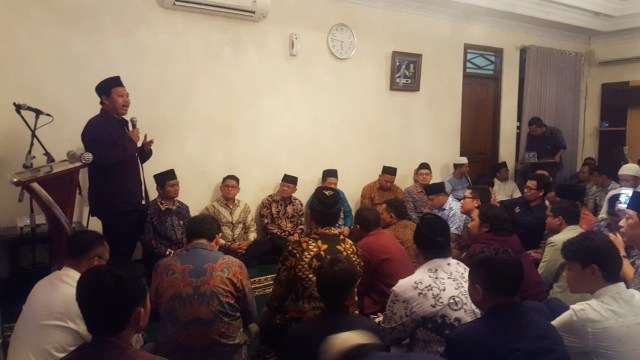 Suasana buka bersama di KA KAHMI (Foto: Raga Imam/kumparan)