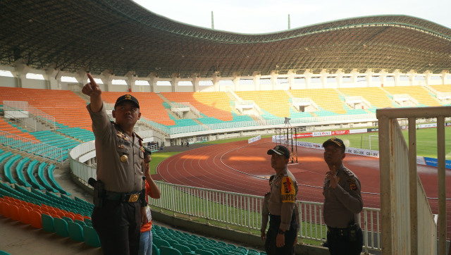 Kepolisian memeriksa Stadion Pakansari (Foto: Istimewa)