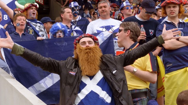Suporter Timnas Skotlandia. (Foto: JACQUES DEMARTHON / AFP)