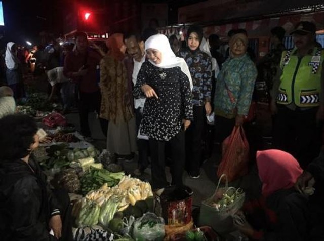 Khofifah Sahur Bareng Jamaah Kawulo Pinggiran Kediri dan Blusukan ke Pasar