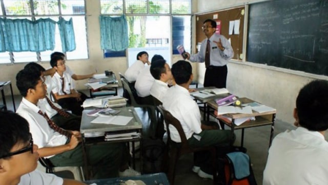 Guru sedang mengajar murid. (Foto: dok. Ruangguru)
