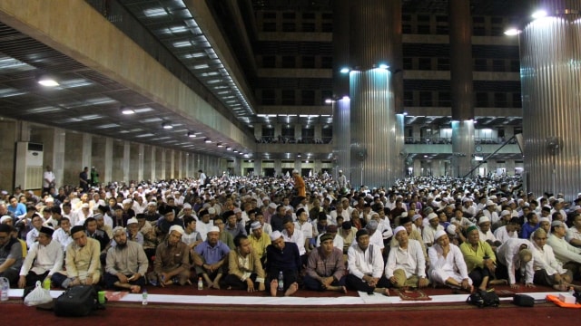 Jemaah salat tarawih di Masjid Istiqlal (Foto: Nugroho Sejati)