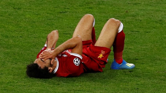 Mohamed Salah cedera di final Liga Champions. (Foto: Phil Noble/Reuters)