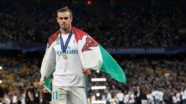 Gareth Bale usai mendapat medali. (Foto: Andrew Boyers/Reuters)