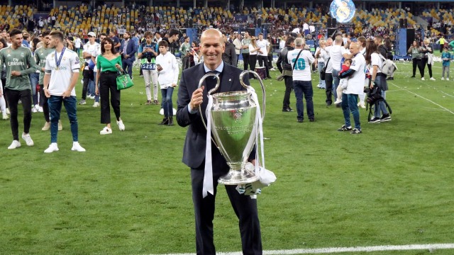 Zidane dan trofi Liga Champions. (Foto: Reuters)