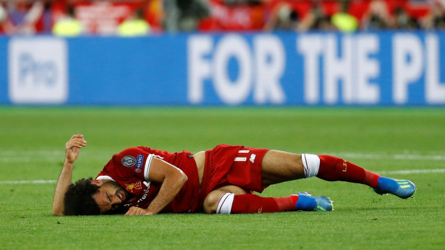 Salah mengalami cedera di laga vs Madrid. (Foto: Kai Pfaffenbach/Reuters)