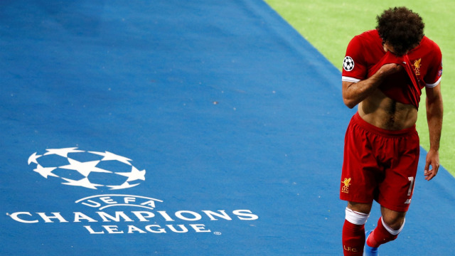 Salah meninggalkan lapangan. (Foto: Phil Noble/Reuters)