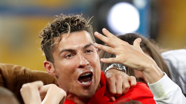 Cristiano Ronaldo merayakan trofi Liga Champions. (Foto: Andrew Boyers/Reuters)