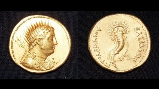 Koin emas bergambar Raja Ptolemy III (Foto: Egyptian Ministry of Antiquities)