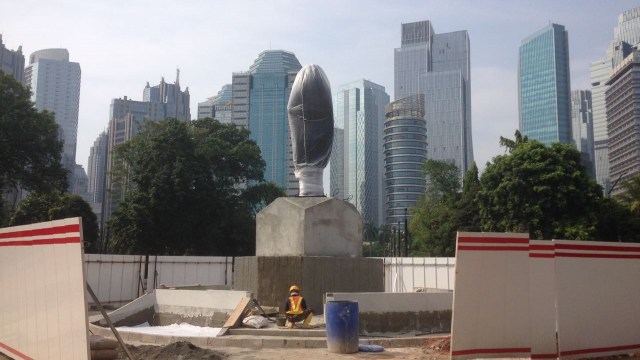 Tampak belakang patung Soekarno di GBK  (Foto: Yuana fatwalloh/kumparan)