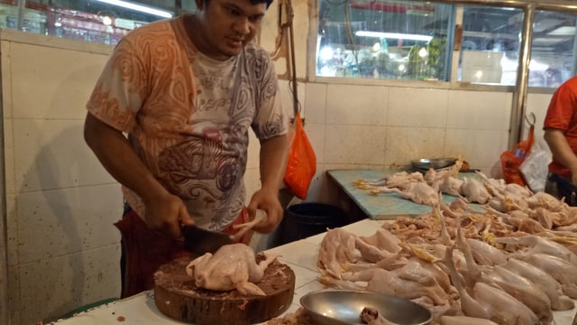 Pedagang daging ayam di Pasar Pulo Menteng. (Foto: Ela Nurlaela/kumparan)