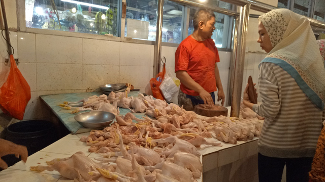 Pedagang daging ayam di Pasar Pulo Menteng. Foto: Ela Nurlaela/kumparan