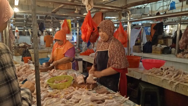Pedagang daging ayam di Pasar Pulo Menteng. (Foto: Ela Nurlaela/kumparan)