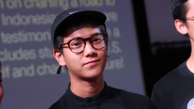 Jalan Kaki Tenteng Sandal Jepit, Iqbaal Ramadhan Tetap Bikin Penggemar Meleleh (288550)