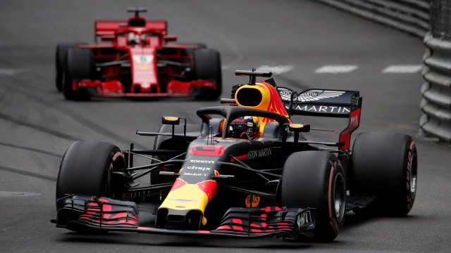 Ricciardo asapi Vettel di GP Monako. (Foto: Reuters/Benoit Tessier)