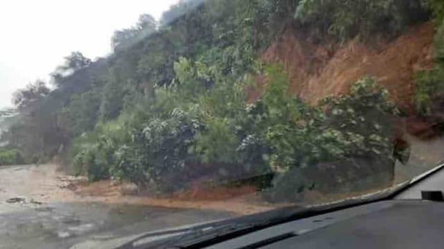 Longsor Jalan Lintas Sumbar-Bengkulu