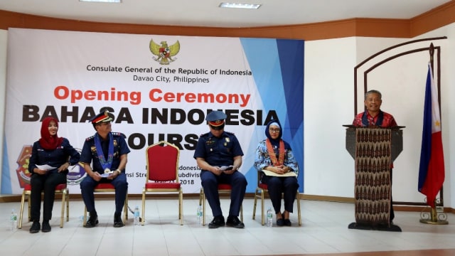 Polisi Filipina belajar Bahasa Indonesia di KJRI. (Foto: Dok. KJRI Davao City)