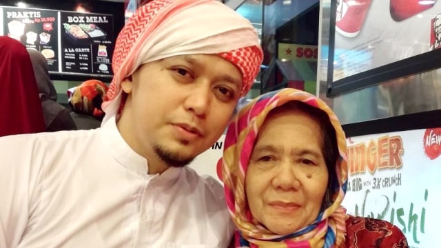 Teguh Permana bersama ibunya. (Foto: Instagram/@teguhpermana411)