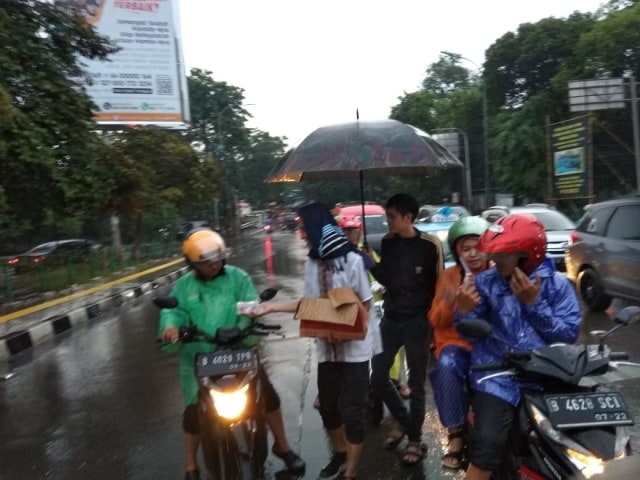 Meskin Hujan, HMI Jaksel Tetap Semangat Bagikan Takjil Gratis (2)