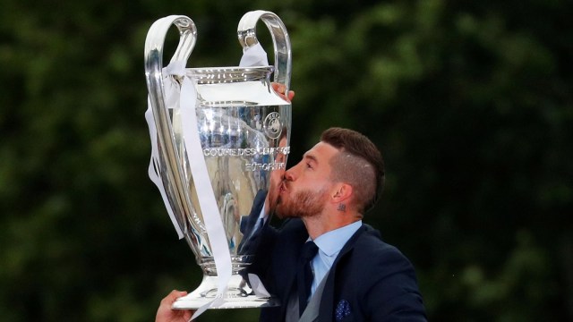 Ramos mencium trofi Liga Champions. (Foto: Reuters/Paul Hanna)