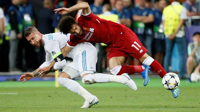 Ramos membanting Salah. (Foto: Reuters/Gleb Garanich)