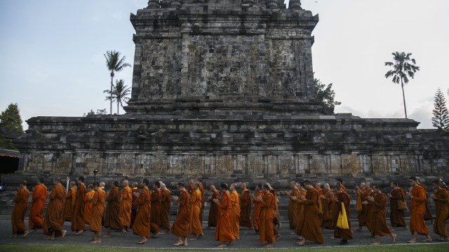 Biksu melakukan pradaksina di Candi Mendut (Foto: ANTARA FOTO/Hendra Nurdiyansyah)