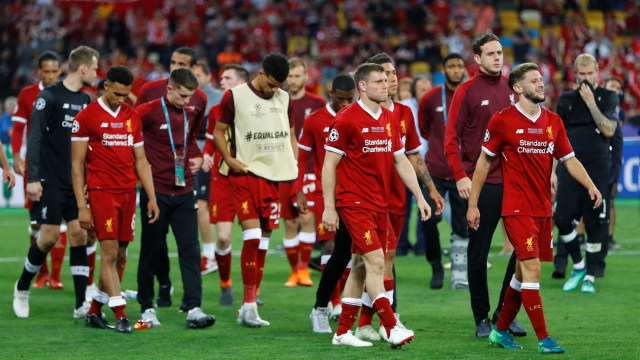 Para pemain Liverpool meratapi kekalahan. (Foto: REUTERS/Kai Pfaffenbach)