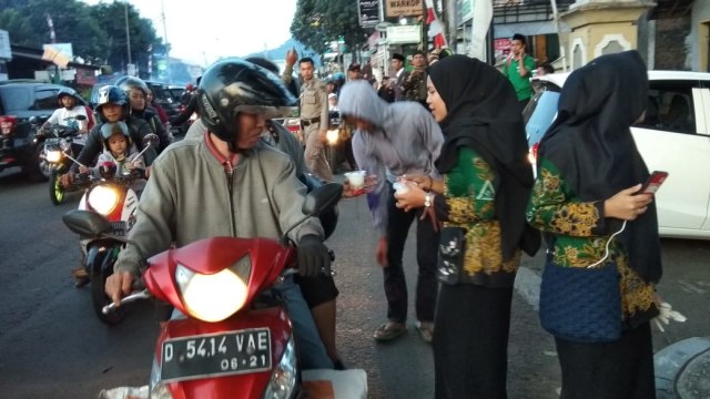 IPNU, IPPNU JATINANGOR DAN KMNU UNPAD BAGIKAN TAKJIL GRATIS, CERMIN SEMANGAT BERJAMAAH