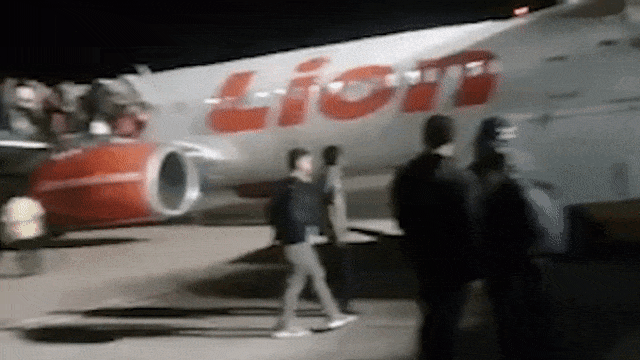 Keriuhan penumpang Lion Air saat ada guyonan bom. (Foto: @kisbet_/Twitter)