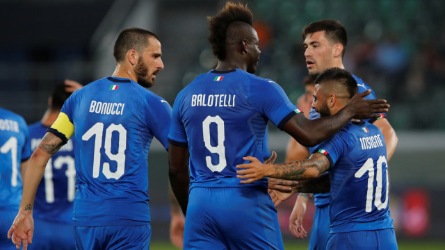 Pemain Italia merayakan gol Mario Balotelli. Foto: REUTERS/Arnd Wiegmann