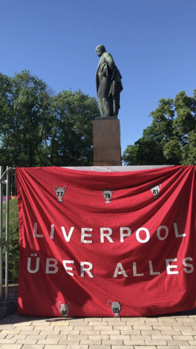 Banner Liverpool di Kiev. (Foto: Sigit Prasetyo/kumparan)