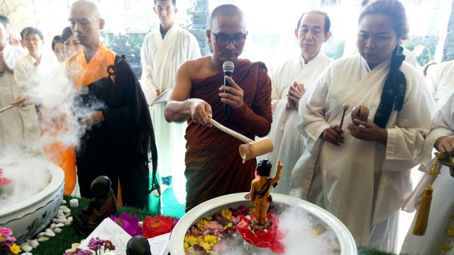 Pemandian rupang Buddha di Vihara Dharma Buddha (Foto: Cisilia Agustina Siahaan/kumparan)