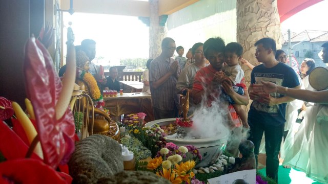 Pemandian rupang Buddha di Vihara Dharma Buddha (Foto: Cisilia Agustina Siahaan/kumparan)