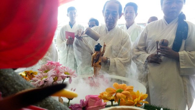 Pemandian rupang Buddha di Vihara Dharma Buddha (Foto: Cisilia Agustina Siahaan/kumparan)