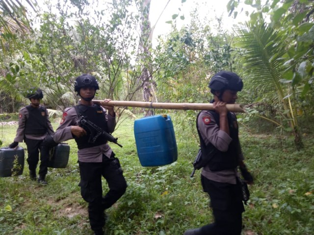 Polisi Musnahkan 3 Tempat Pembuatan Miras Sopi di Hutan Pulau Buru