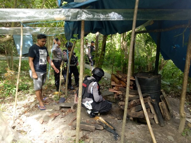 Polisi Musnahkan 3 Tempat Pembuatan Miras Sopi di Hutan Pulau Buru (1)